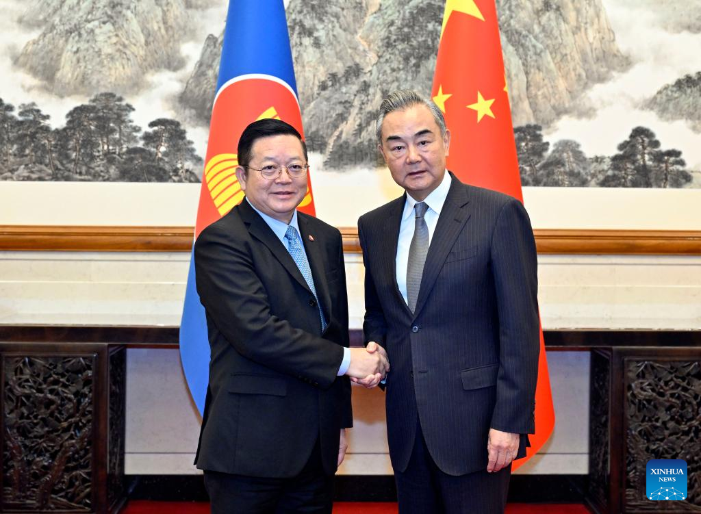 Tiongkok bersedia bekerja sama dengan Perhimpunan Bangsa-Bangsa Asia Tenggara (ASEAN) untuk membangun komunitas Tiongkok-ASEAN yang lebih dekat dengan masa depan bersama