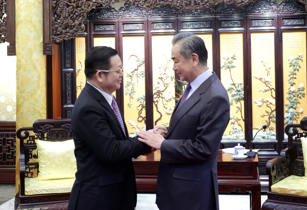 Wang mengucapkan selamat kepada Kao Kim Hourn atas jabatannya sebagai Sekjen ASEAN