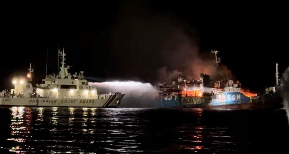 Foto yang dirilis Patroli Pantai memperlihatkan MV Lady Mary Joy 3 sedang disemprotkan air